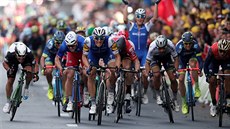 Marcel Kittel uhání bhem druhé etapy Tour de France pro vítzství.