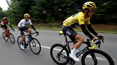 Lídr závodu Geraint Thomas (ve lutém) bhem druhé etapy Tour de France.