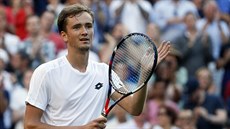 Dannil Medveděv slaví životní postup do druhého kola Wimbledonu. Dannil Medveděv slaví životní postup do druhého kola Wimbledonu.
