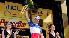 Francouz Arnaud Démare slaví premiérové vítzství na Tour.