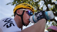 Brit Chris Froome se oberstvuje ped startem páté etapy Tour.