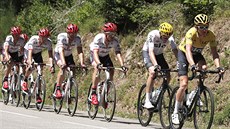 Geraint Thomas (v lutém) bhem páté etapy Tour. Za ním Chris Froome a sestava...