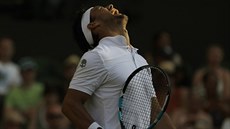 Ital Fabio Fognini v souboji s Britem Andy Murraym ve třetím kole Wimbledonu. Ital Fabio Fognini v souboji s Britem Andy Murraym ve třetím kole Wimbledonu.