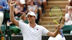 Amerian Sam Querrey slaví postup do osmifinále Wimbledonu.