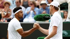 Francouz Tsonga (vlevo) gratuluje Samu Querrey k postupu do osmifinále...