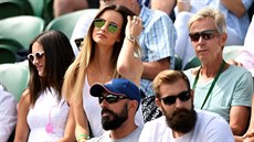 Manelka Tomáe Berdycha Ester sleduje svého mue bhem tetího kola Wimbledonu.