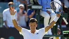 Tomá Berdych slaví postup do osmifinále Wimbledonu.