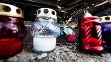 Lide nosí svíky na místo autonehody dvou dívek u Obrnic na Mostecku (8....