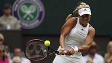 JEDNIKA V AKCI. Angelique Kerberová v utkání prvního kola Wimbledonu s Irinou...
