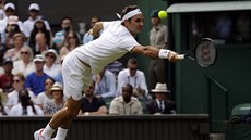 TAM DOSÁHNU. Roger Federer se natahuje po returnu v utkání prvního kola... TAM DOSÁHNU. Roger Federer se natahuje po returnu v utkání prvního kola...