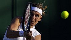 V RÁŽI. Lucie Šafářová zahrává bekhend v utkání s Oceane Dodinovou. V RÁŽI. Lucie Šafářová zahrává bekhend v utkání s Oceane Dodinovou.