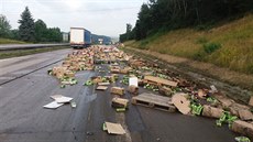 Z poškozeného návěsu se vysypal náklad, krabicové víno zatarasilo dálnici. Z poškozeného návěsu se vysypal náklad, krabicové víno zatarasilo dálnici.