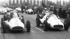 Adolf Veřmiřovský (vlevo) s Tatrou 607 a Jaroslav Pavelka s T607-2 na startu... Adolf Veřmiřovský (vlevo) s Tatrou 607 a Jaroslav Pavelka s T607-2 na startu...