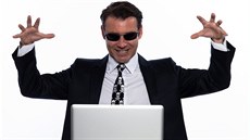 Vědci zkoumají, jak po internetu odhalovat podvodníky. Vědci zkoumají, jak po internetu odhalovat podvodníky.