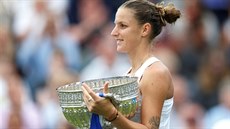 Karolína Plíková s trofejí za vítzství na turnaji v Eastbourne