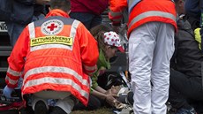 Alejandro Valverde je po pádu v detivé úvodní asovce v péi zdravotník.