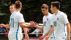 Fotbalisté Sparty oslavují jeden z gólu v píprav proti Karlovým Varm. Zleva...