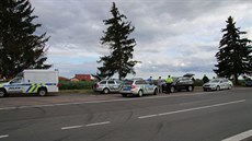 Ukradené vozidlo BMW obklopila auta Policie ČR. Ukradené vozidlo BMW obklopila auta Policie ČR.
