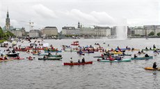 Protest proti summitu G20 se odehrává i na ece Alsteru, která protéká...