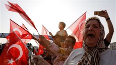 Píznivci turecké opoziní strany CHP na pochodu spravedlnosti, který trvá u...