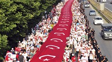 Více ne kilometr dlouhou tureckou státní vlajku roztáhli nad pochodem...