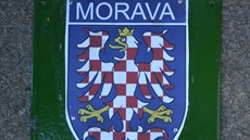 Neznámý vandal v Moravském krasu poškozuje cedule s malým státním znakem.... Neznámý vandal v Moravském krasu poškozuje cedule s malým státním znakem....