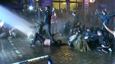 Vodní dla, slzný plyn. Policie znovu rozhánla demonstranty v Hamburku