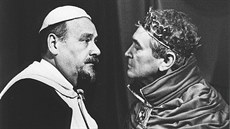 Herec Frantiek ehák (vlevo) ve he Jindich IV. v roce 1986 v olomouckém...