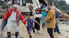 Obyvatelé utíkají z odlehlé koly ve mst Asakura v Japonsku (6. ervence 2017)