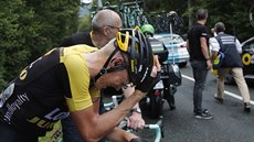 UTRPENÍ. Robert Gesink po pádu v deváté etap na Tour de France skonil.