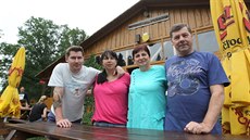 Hospůdku Pohoda u řeky Sázavy na Stvořidlech provozuje rodina Žáčkova. Zleva... Hospůdku Pohoda u řeky Sázavy na Stvořidlech provozuje rodina Žáčkova. Zleva...