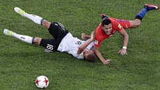 Alexis Sánchez z Chile (vpravo) a Nmec Joshua Kimmich bojují o mí.