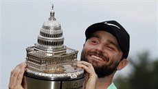 Kyle Stanley s trofejí pro vítze turnaje  Quicken Loans National.