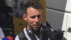 Mark Cavendish mluví s novinái.