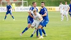 Patrik Helebrant ze Slovácka v obležení fotbalistů Baníku Ostrava. Patrik Helebrant ze Slovácka v obležení fotbalistů Baníku Ostrava.