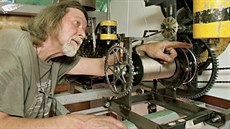 Zdeněk Landa sestrojil první šumavský orloj, který nyní sestavuje v Hojsově... Zdeněk Landa sestrojil první šumavský orloj, který nyní sestavuje v Hojsově...