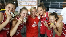 Česká výprava na stříbrném MS do 18 let v basketbalu 3x3. Zleva Kateřina... Česká výprava na stříbrném MS do 18 let v basketbalu 3x3. Zleva Kateřina...