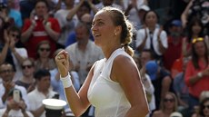 Petra Kvitová se raduje z postupu do druhého kola Wimbledonu.