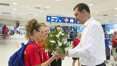 Simona Růžková přebírá květinu od funkcionáře Michala Konečného. Simona Růžková přebírá květinu od funkcionáře Michala Konečného.