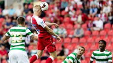 Michal Frydrych ze Slavie hlavikuje v pípravném zápasu s Celticem Glasgow.