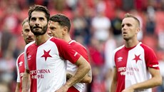 Halil Altintop (v popedí) a jeho spoluhrái ze Slavie po zápase s Celtikem...