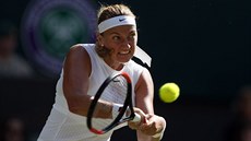 Petra Kvitová zahrává míek v prvním kole Wimbledonu.