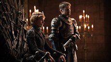 Lena Headeyová jako Cersei a Nikolaj Coster-Waldau v roli Jaimieho. Zábr ze...