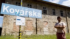 Štěpán Macháček před bývalou nádražní budovou, kterou opravuje. Štěpán Macháček před bývalou nádražní budovou, kterou opravuje.