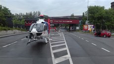 Pro muže zavaleného uhlím do Třineckých železáren přiletěl vrtulník. Pro muže zavaleného uhlím do Třineckých železáren přiletěl vrtulník.