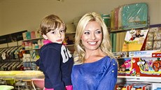 Lucie Borhyová se synem Lucasem (2011) Lucie Borhyová se synem Lucasem (2011)