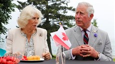 Princ Charles a jeho manelka Camilla v Kanad navtívili i farmáské trhy...