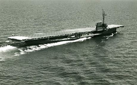 Cvin letadlov lo USS Sable na Michiganskm jezee