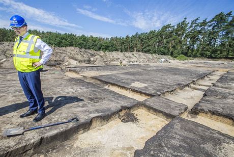 Na místo záchranného archeologického výzkumu ped stavbou D35 zamíil nedávno k Rokytnu na Pardubicku ministr dopravy Dan ok. V minulém desetiletí politici tvrdili, e touto dobou bude v tchto místech u pln frekventovaná dálnice.