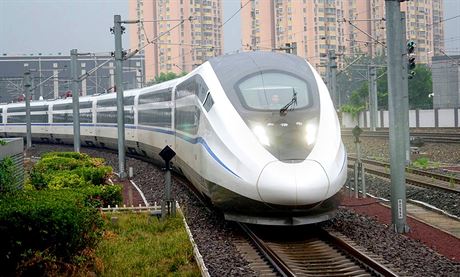 ínský rychlovlak D312 jezdí na trati mezi Pekingem a anghají.